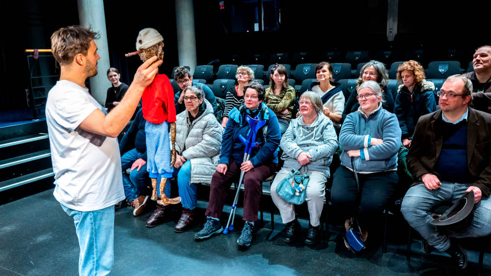 Besuchergruppe mit Begleitpersonen der Lebenshilfe Lüneburg besuchen eine Theatervorstellung