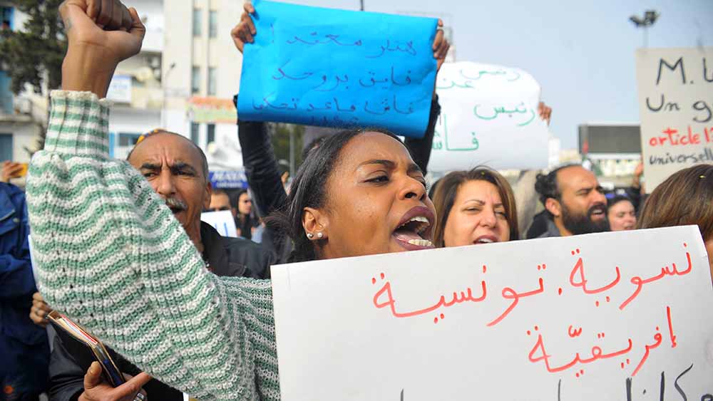Gegen die Äußerungen von Präsident  Kais Saied gehen die Menschen in Tunis auf die Straße