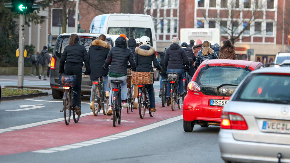 An einer Kreuzung im Münster ist die Ampel so geschaltet, dass Radfahrer vor dem Autoverkehr fahren können