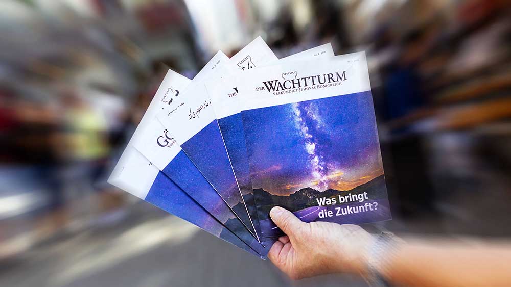 Der Wachtturm der Zeugen Jehovas wird in vielen Fußgängerzonen verteilt