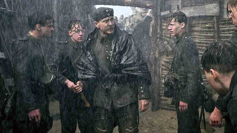 Mehrere Soldaten stehen im Regen
