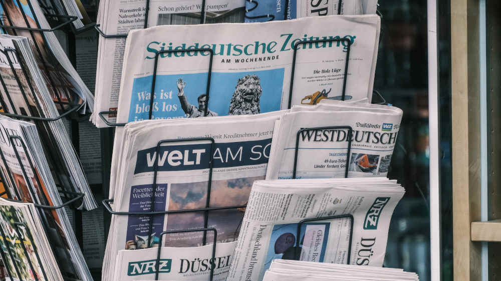 Zeitungsständer mit verschiedenen Zeitungen