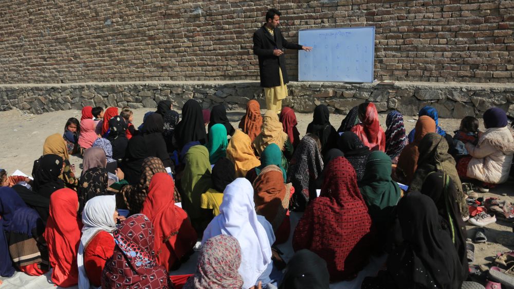 Ein Lehrer unterrichtet afghanische Mädchen in Kabul