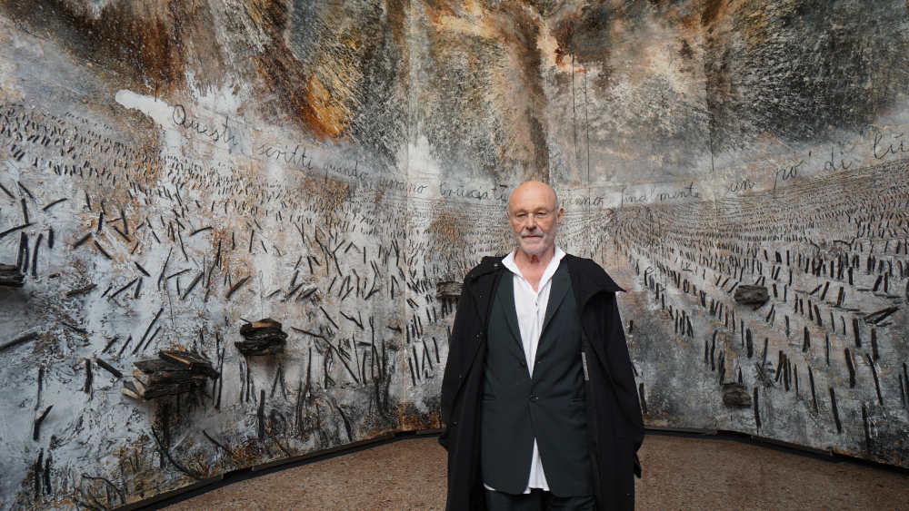 Der deutsche Künstler Anselm Kiefer, hier im Hintergrund seiner künstlerischen Inszenierung im Scrutinio-Saal des Dogenpalastes, Venedig, 25. März 2022