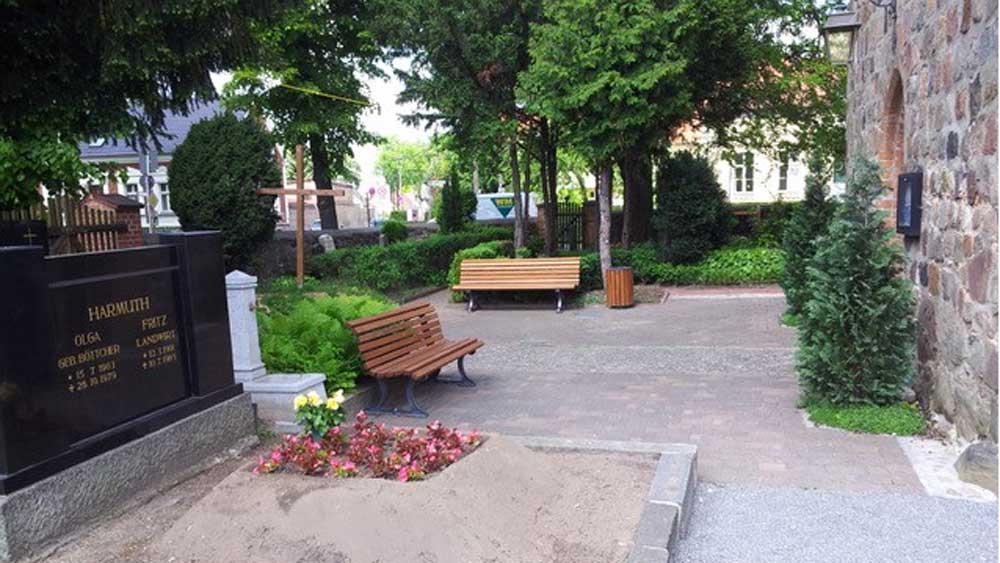 Bänke vor Dorfkirche Berllin-Blankenburg