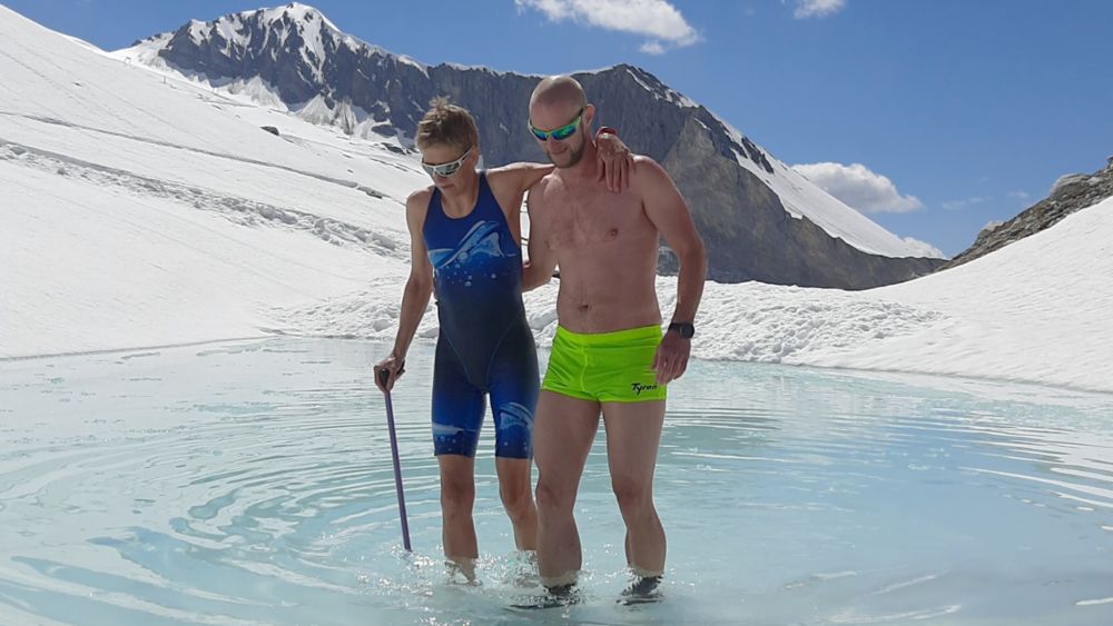Die siebenfache Weltmeisterin im Para-Eisschwimmen mit ihrem Begleiter Tobias Prüßner am Hintertux Gletscher