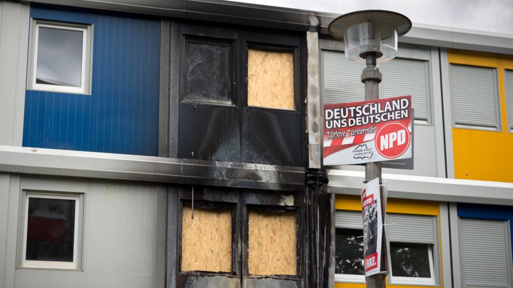 Spuren eines Brands in einem Flüchtlings-Containerheim in Berlin-Buch