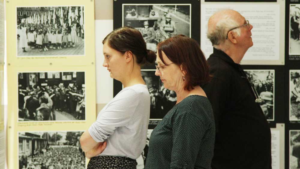 Im Keller des Hauses der Demokratie in Berlin-Prenzlauer Berg werden die Ausstellungen vorbereitet. Die Ausstellungen, wie hier im Zentrum Information, Begegnung, Dialog, Erziehung und Gebet im polnischen Oświęcimiu, wurden bislang in 15 Ländern gezeigt.