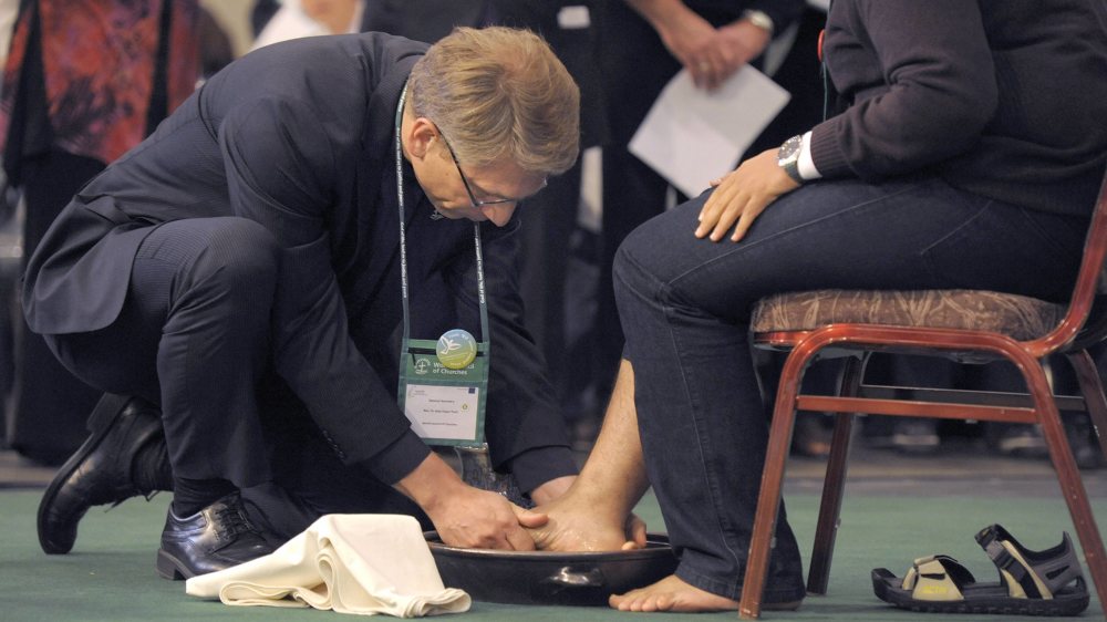Der damalige Generalsekretär des Weltkirchenrates, Pastor Olav Fykse Tveit, wäscht einem Teilnehmer der Vollversammlung des Ökumenischen Rates der Kirchen die Füße