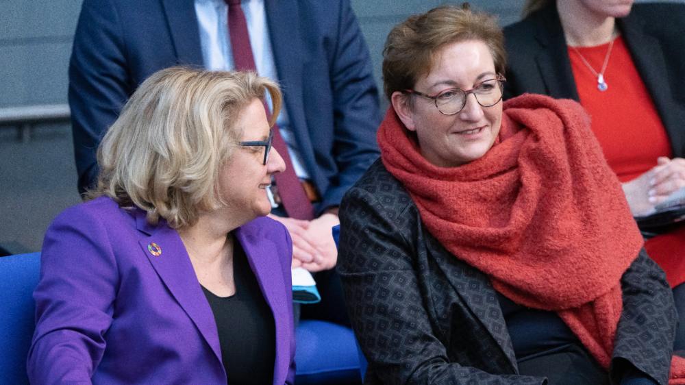 Entwicklungsministerin Svenja Schulze und Bundesbauministerin Klara Geywitz (beide SPD) zusammen im Plenum des Bundestages