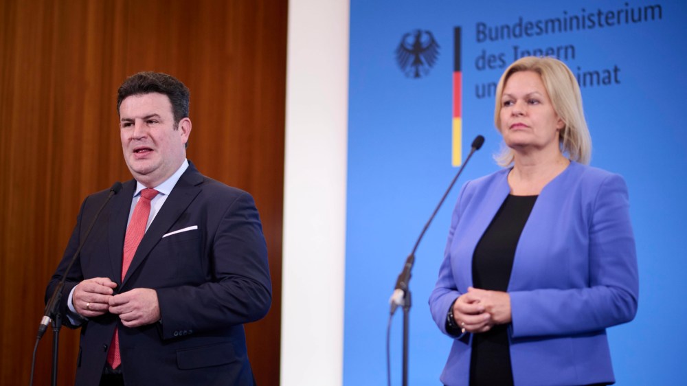 Innenministerin Nancy Faeser und Arbeitsminister Hubertus Heil während eines gemeinsamen Pressestatement zum Fachkräfteeinwanderungsgesetz