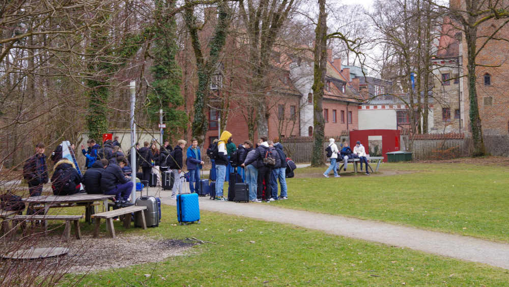 Schulklasse bei der Ankunft in der Jugendherberge Burg Schwaneck in Pullach