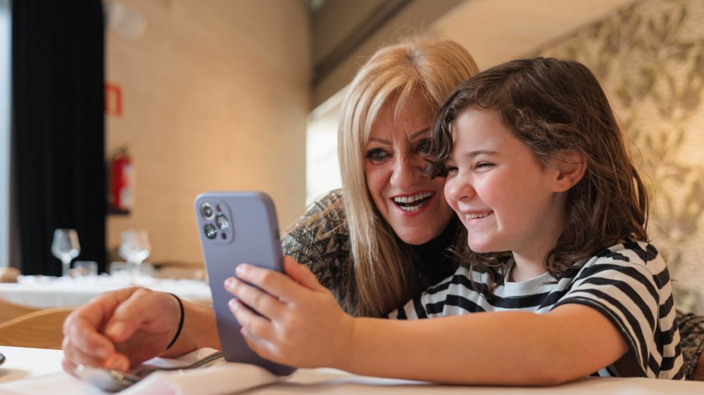 Oft lernen Kinder mit dem Smartphone umzugehen, bevor sie in der Schule lesen, schreiben und rechnen lernen