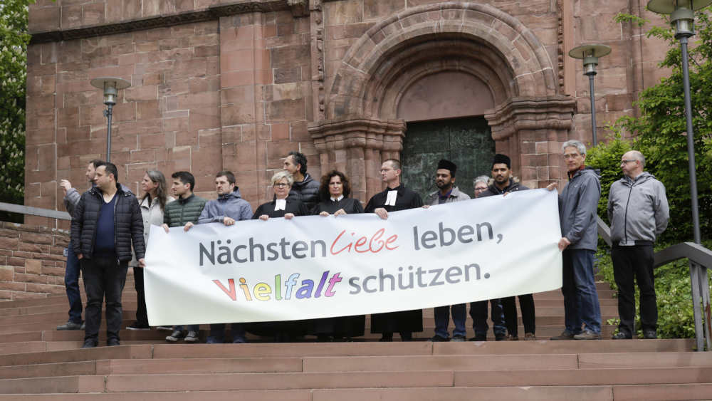 AfD-Marsch durch Pforzheim 2019: Ein kleiner stiller Gegenprotest verschiedener Religionen