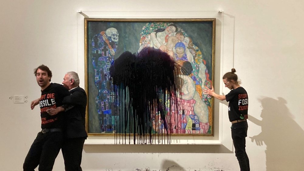 Im vergangenen Jahr bewarf die Letzte Generation dieses Gemälde von Gustav Klimt mit Farbe. Es blieb dank einer Glasscheibe unbeschädigt