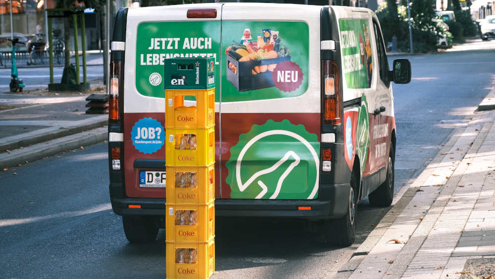Lieferfahrer Bote Lieferbote Glasflaschen Pfandflaschen Flaschenpfand PET-Mehrwegflaschen