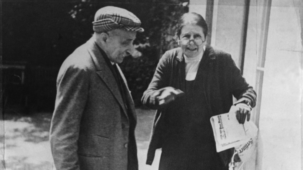 Maler Max Liebermann mit Ehefrau Martha vor ihrem Haus in Berlin-Wannsee am 20. Juli 1932