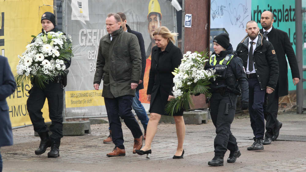 Hamburgs Innensenator Andy Grote und Bundesinnenministerin Nancy Faeser auf dem Weg zur Kranzniederlassung vor dem Königsreichssaal der Zeugen Jehovas 