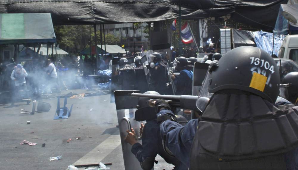 Polizisten schießen mit Gummigeschossen auf Demonstranten in der thailändischen Hauptstadt Bangkok