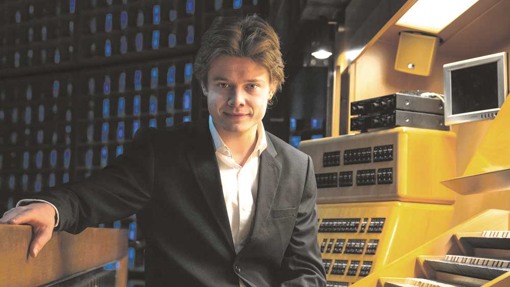 Sebastian Heindl an der Schuke Orgel in der Kaiser-Wilhelm-Gedächtnis-Kirche in Berlin