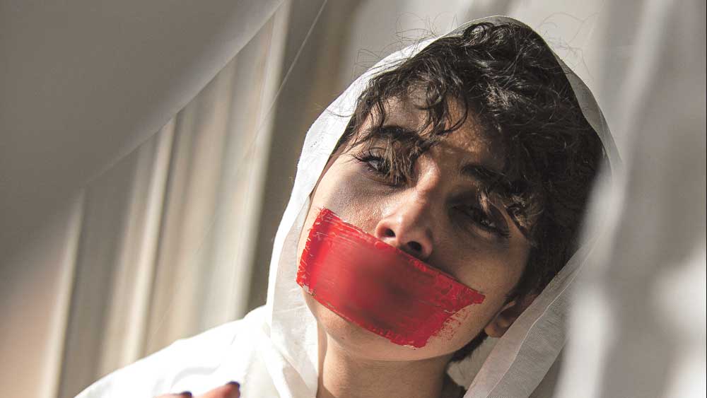 Protestierende Iranerin