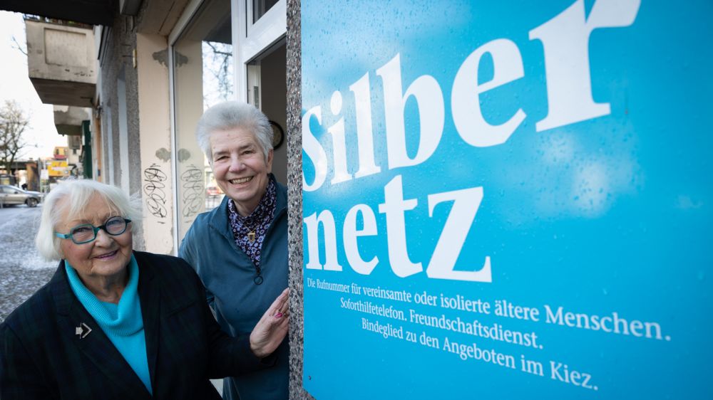 Silbernetz Gründerin Elke Schilling (re.) und Ehrenamtliche Eveline Harder vor der Geschäftsstelle in Berlin