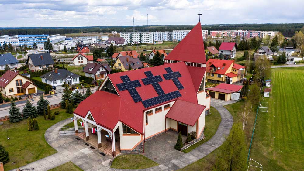 Kirchendach mit Solaranlage in Kreuzform in Polen