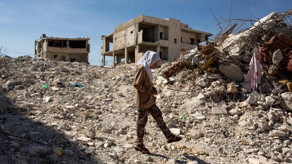 Ein Kind steht im Schutt des Erdbebens in Aleppo, Syrien