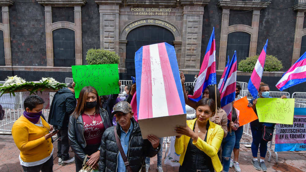 Eine Gruppe transsexueller Frauen demonstriert am 5. September 2022 vor der Legislative des Bundesstaates Mexiko für mehr Rechte