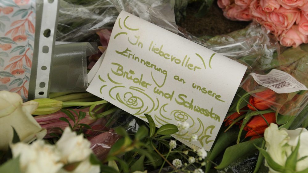 Am Tatort in Hamburg liegen Blumen und Kondolenzschreiben