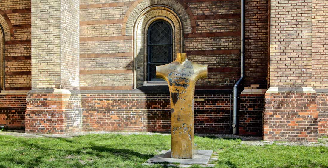 Gedenkstele für Dietrich Bonhoeffer vor Zionskirche