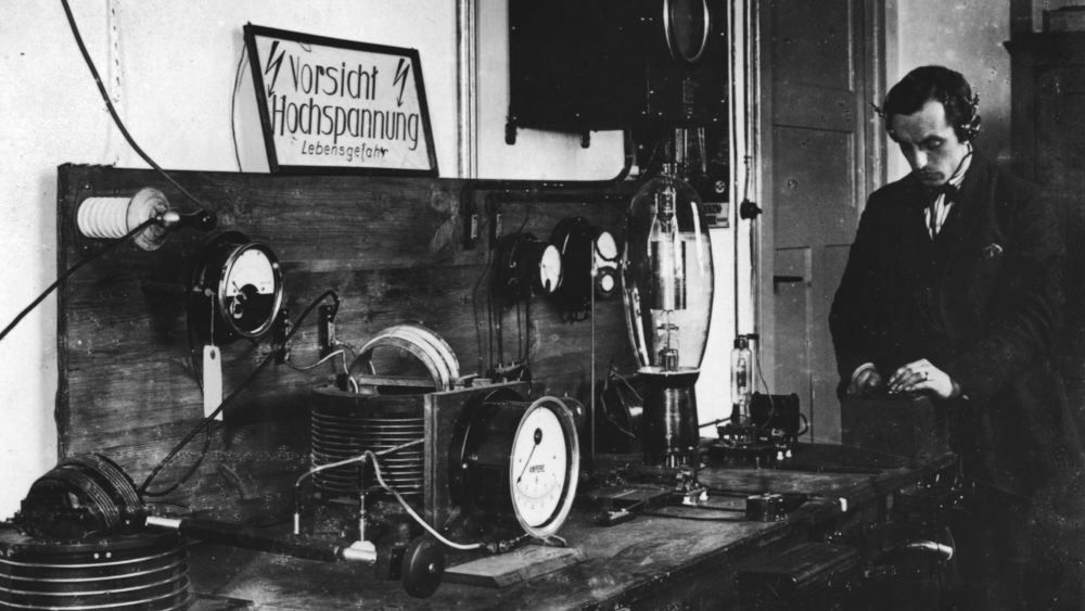 Von hier wurde 1923 das erste Rundfunkprogramm in Deutschland gesendet –  der Rundfunksender Funkstunde AG im Voxhaus in der Potsdamer Straße in Berlin