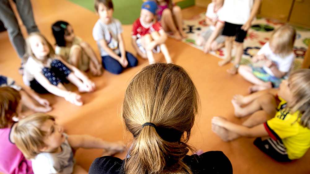 Auch in Kindertagesstätten führt der Personalmangel dazu, dass Zeitarbeitskräfte eingesetzt werden ­– oder die Öffnungszeiten reduziert werden.