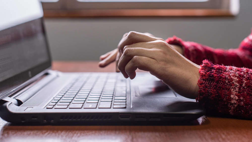 Armutsgefährdeten Menschen fehlt es laut Expertise an Geld für Technik und an Gelegenheit, digitale Kompetenzen zu erwerben