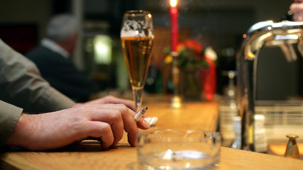 Bierchen und Zigarette – in Deutschland gehört das oft zum Standard