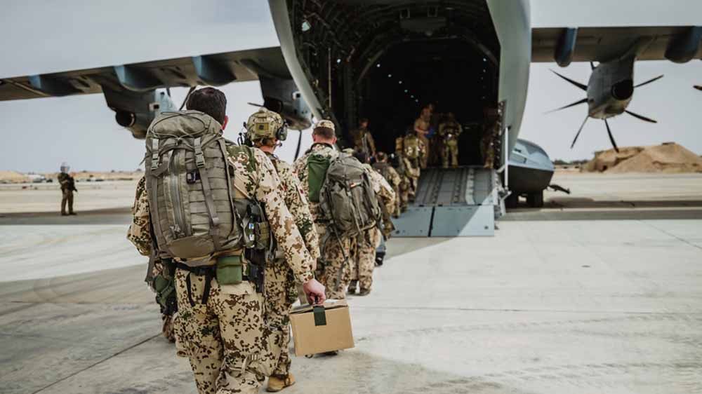 Bundeswehr-Soldaten steigen in Jordanien in eine Transall-Maschine und fliegen in den Sudan