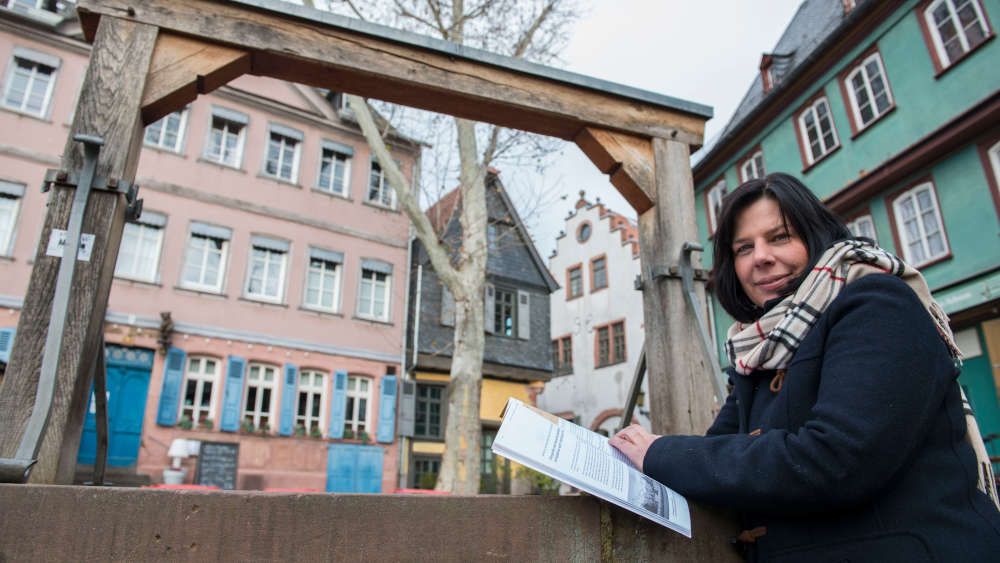 Stadtteil-Historikerin Sheina Di Gennaro-Bretzler auf dem Schlossplatz in Frankfurt-Hoechst