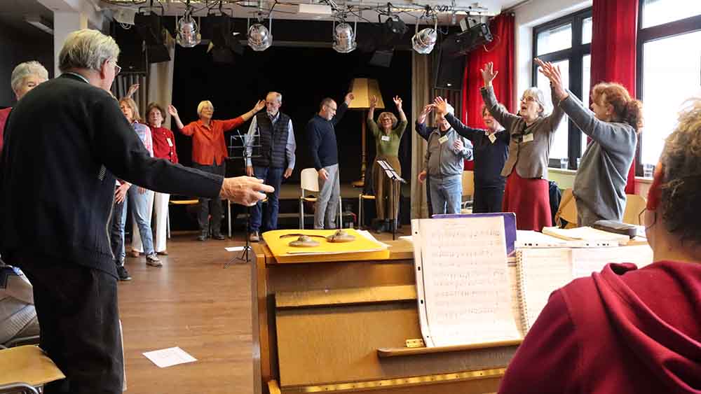 Im Hamburger Chor "Vergissmeinnicht" singen Menschen mit und ohne Demenz