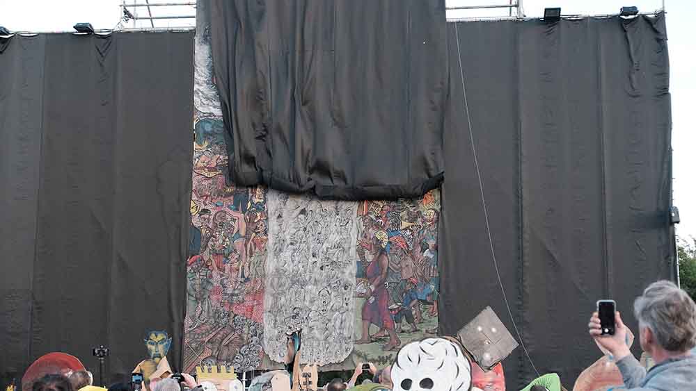 Das Kunstwerk des Kollektivs Taring Padi wurde mit einem Vorhang verhüllt