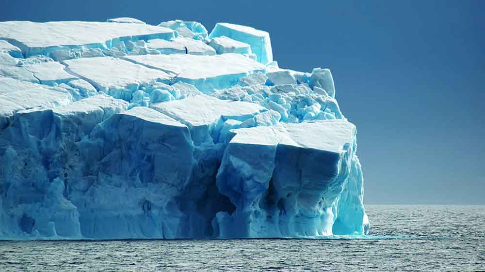 Immer wieder brechen in der Antarktis Eisberge ins Meer