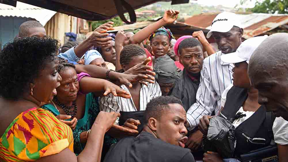 Verzweifelt stehen die Menschen nach dem Erdrutsch für Essen an