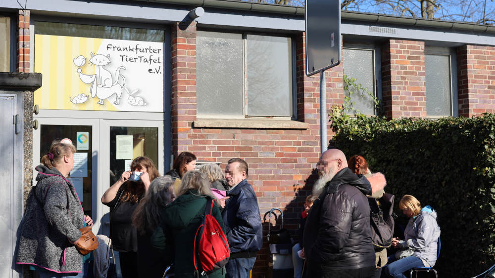 In die Halle nach Praunheim kommen alle vier Wochen etwa 200 Kundinnen und Kunden