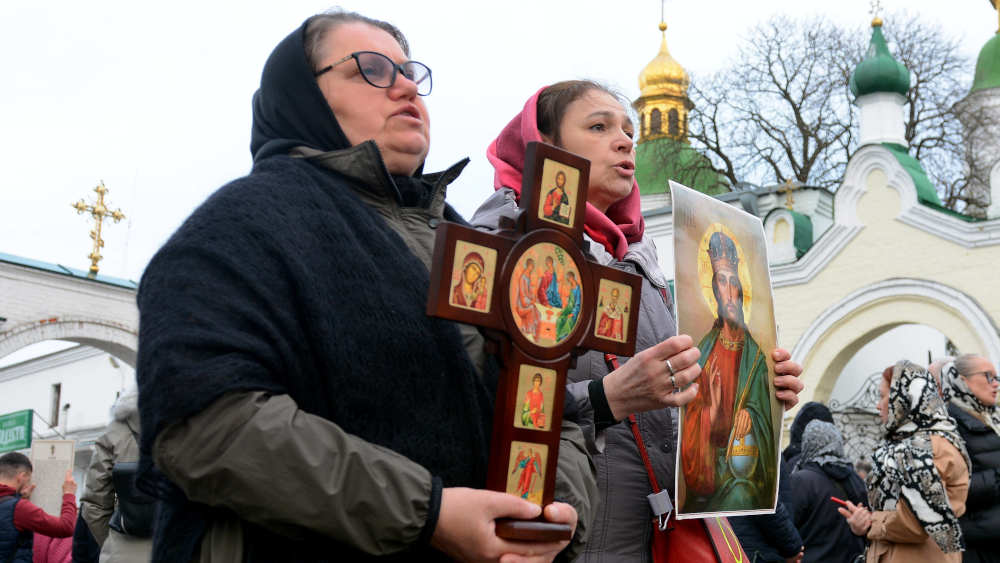  Gläubige der Ukrainisch-Orthodoxen Kirche, die beschuldigt werden, Verbindungen zu Moskau zu unterhalten, knien während des Gebets vor dem historischen Kloster Höhlenkloster in Kiew nieder
