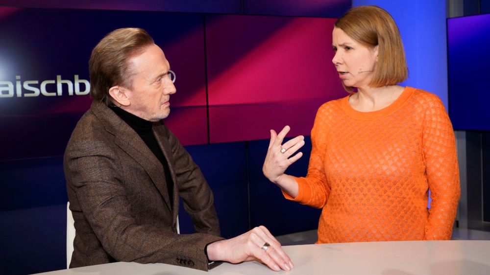 Helene Bubrowski (re.) in reger Diskussion mit Marius Müller-Westernhagen bei einer Talkshow
