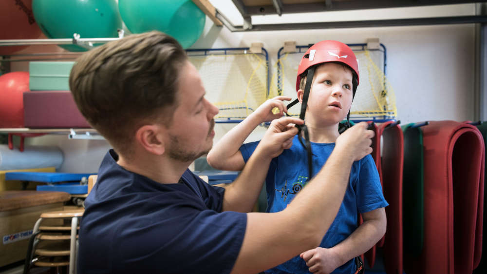 Mit der schnell einsetzenden Reha, mit Ergo-, Physio- und Logopaedie, kämpfte sich Helge zurück ins Leben