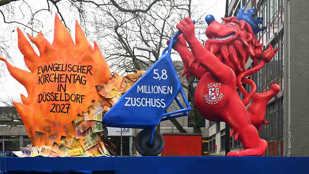 Als weggeworfenes Geld sehen die Kritiker die Zuschüsse für den Kirchentag, hier auf dem Rosenmontagszug in Düsseldorf