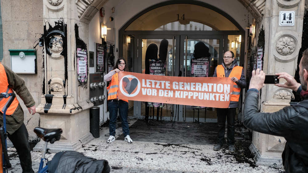 Aktivisten der Letzten Generation, Extinction Rebellion und Scientist Rebellion schütten in Berlin schwarzen Kleister auf die Bundesgeschäftsstelle der FDP