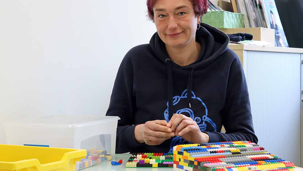 Aus bunten Lego-Steinen baut Kendra Eckhorst Rampen für Rollstuhlfahrer