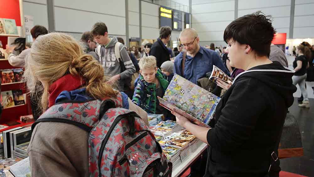 So war es vor der Pandemie: Die Besucher drängeln sich in den Leipziger Messehallen