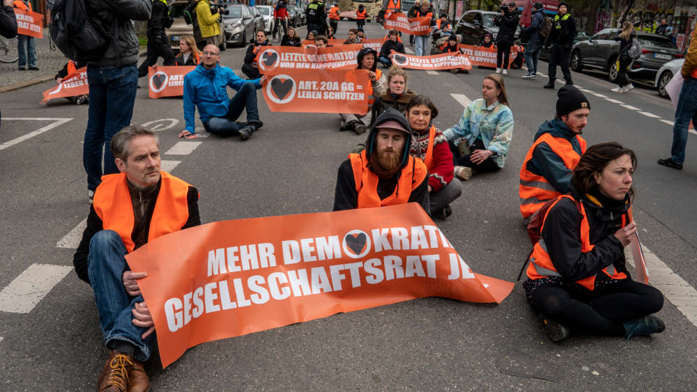 Aktivisten der "Letzten Generation" werden von deutschen Behörden als "Kriminelle" bezeichnet, kritisiert Amnesty